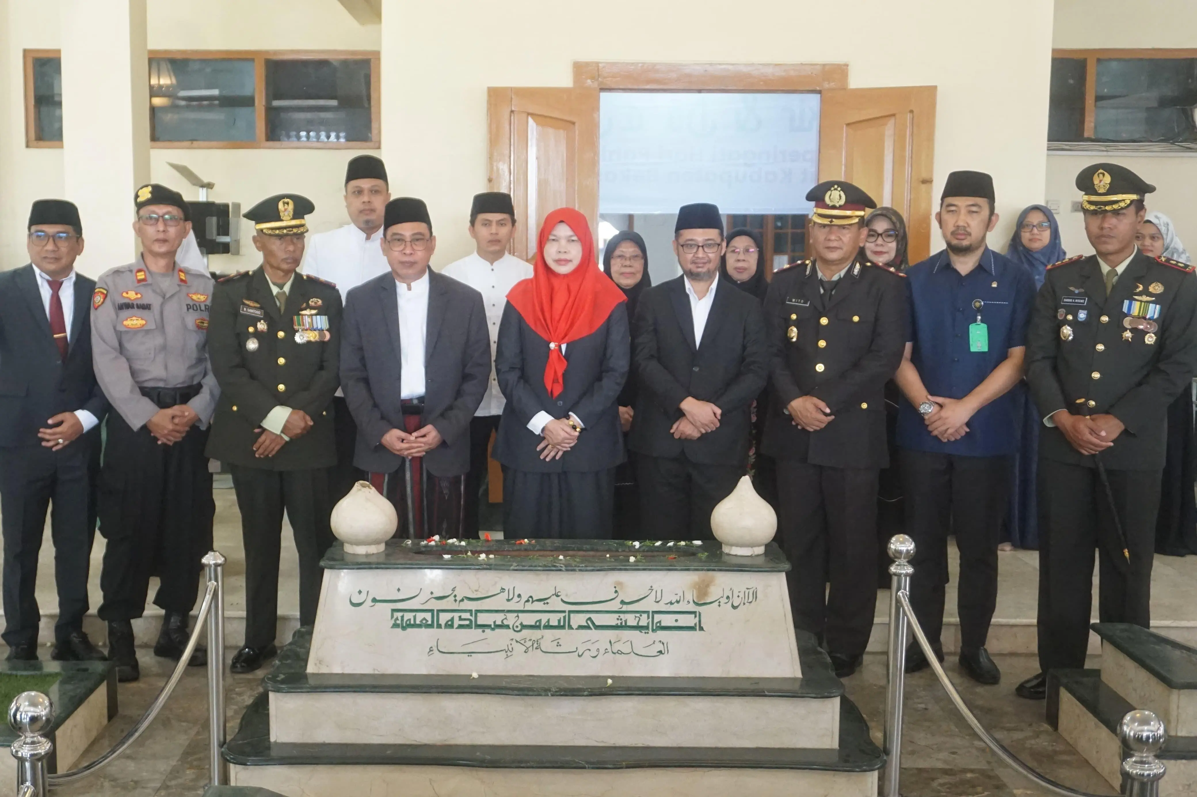 Tabur Bunga di Makam KH. Noer Alie, Pemkab Bekasi Peringati Hari Pahlawan ke-80