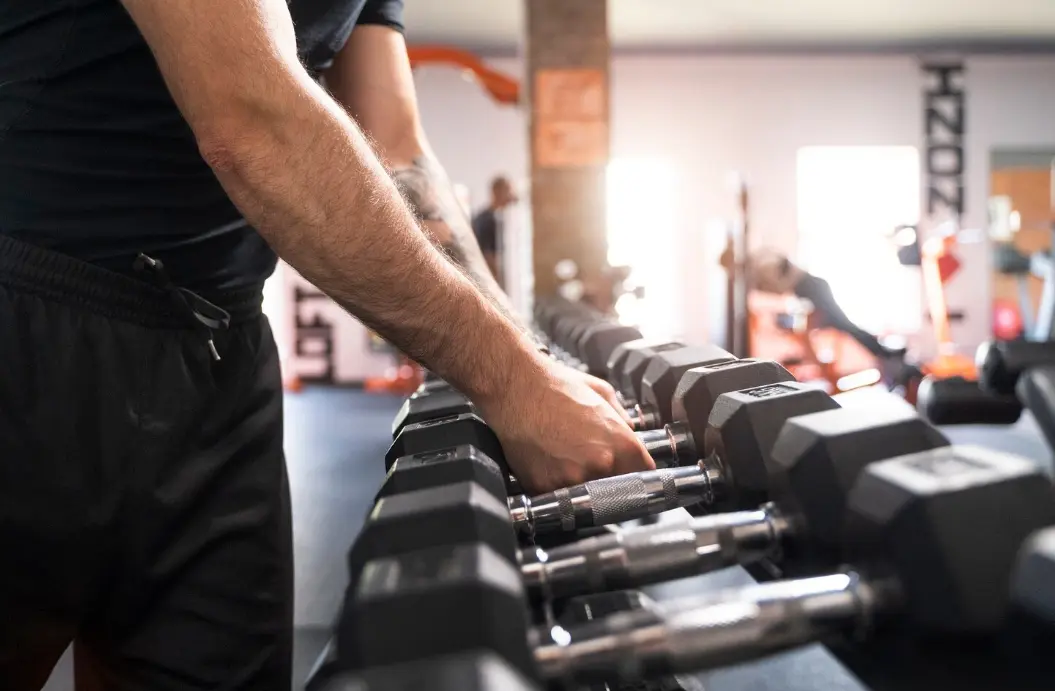 8 Latihan Dumbbell untuk Membentuk Otot Lengan dan Bahu dengan Cepat