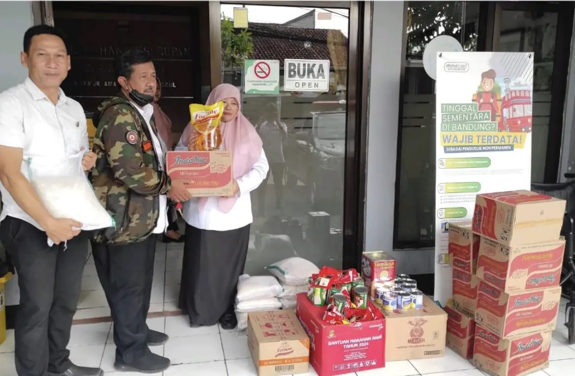 Menanggapi Tiga Kecamatan yang Terdampak Bencana Angin Puting Beliung, Dinsos dan BPBD Bandung Salurkan Bantuan Logistik