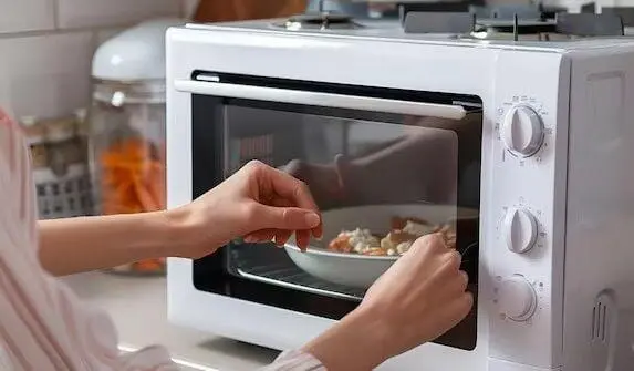 Cara Tepat Panaskan Makanan Sisa di Microwave Tanpa Bikin Kering