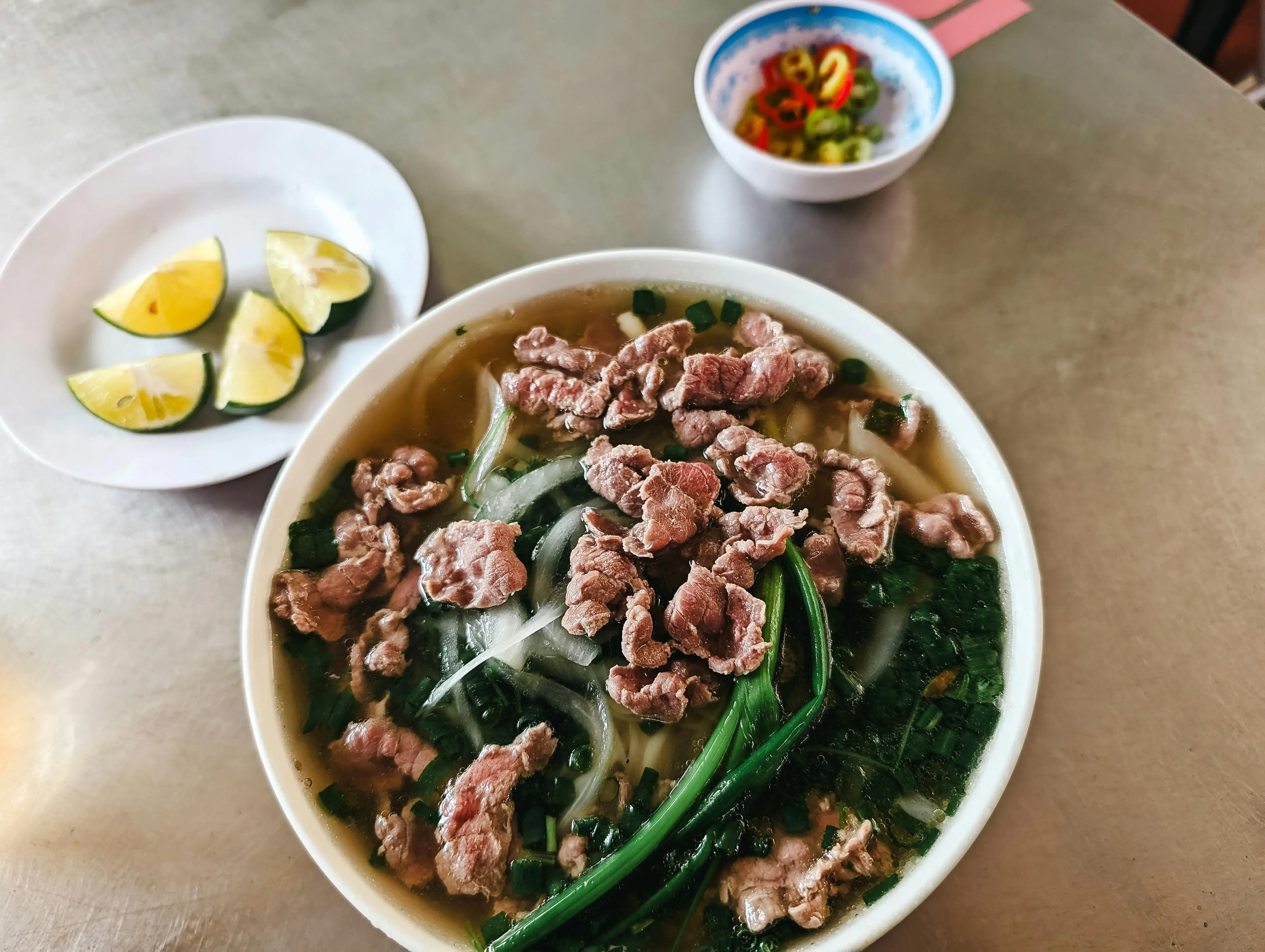 Pho Hanoi: Mengungkap Filosofi Kaldu Kaya Rempah dan Ritual Sarapan Pagi Vietnam