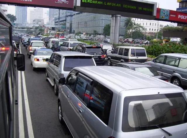 Jalanan Padat Bukan Alasan Boros, Begini Cara Menjaga Konsumsi BBM Tetap Efisien Saat Macet
