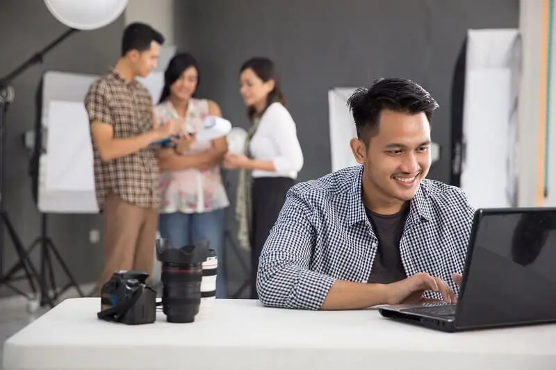 Kuliah Sambil Kerja Part Time, Efektif atau Justru Bikin Kewalahan?