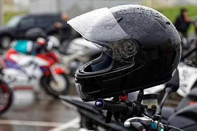 Helm Lembap Setelah Hujan? Hati-Hati, Bisa Bahayakan Kesehatan dan Keselamatan Kamu!