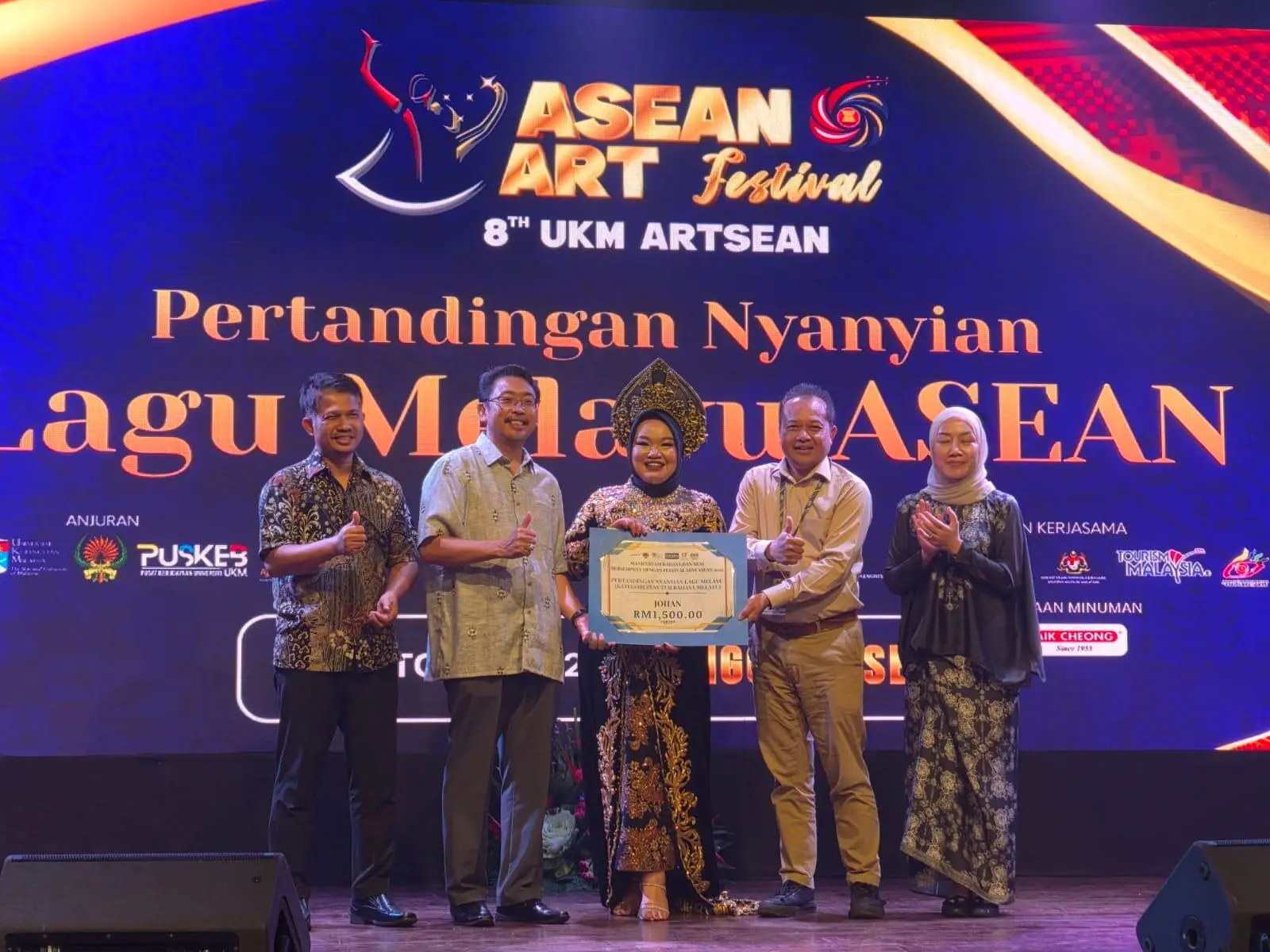 Suara Mahasiswa ISBI Bandung Menggema di ASEAN Art Festival 2025, Enung Nuraeni Raih Juara 1 Pertandingan Nyanyian Lagu Melayu di Malaysia