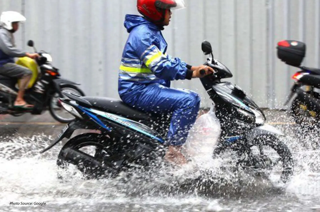 Biar Nggak Bau dan Berjamur! Ini Cara Merawat Jas Hujan Motor yang Benar