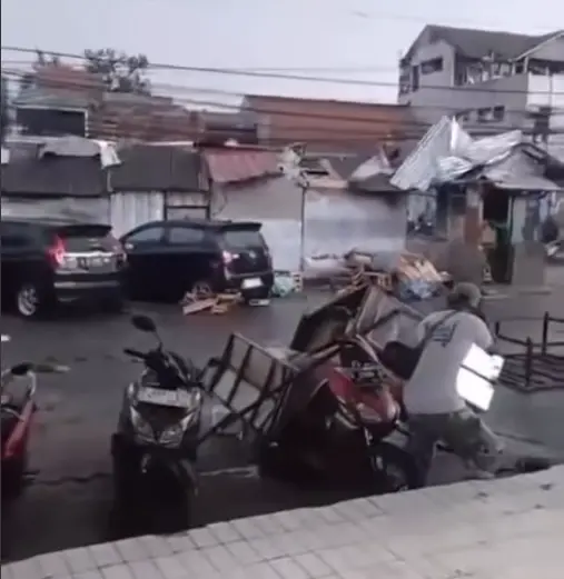 Angin Kencang Terjang Ujungberung, Pohon Tumbang dan Rumah Warga Terdampak