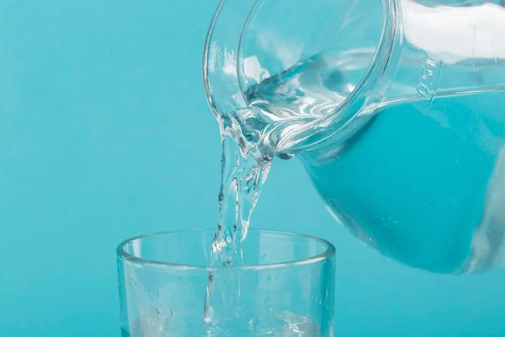 Sering Disamakan, Ini Perbedaan Air Putih dan Air Mineral yang Perlu Kamu Tahu!
