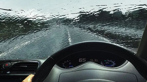 Waspadai Jalan Licin! Tips Aman dan Nyaman Mengendarai Mobil Saat Hujan Deras