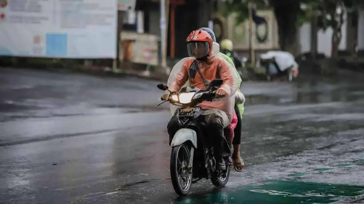 5 Tips Aman Naik Motor Saat Hujan Deras, Biar Gak Licin dan Bahaya!