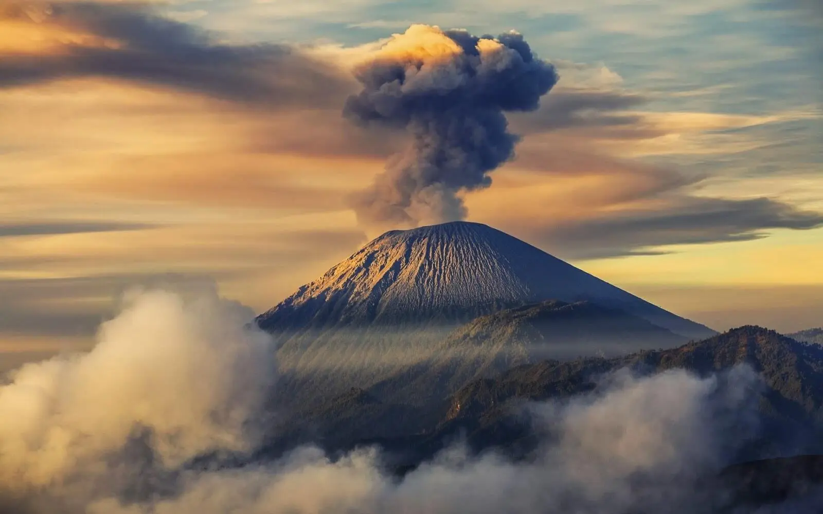 Waspada! Gunung Semeru Kembali Mengalami Erupsi dengan Tinggi Abu 800 Meter