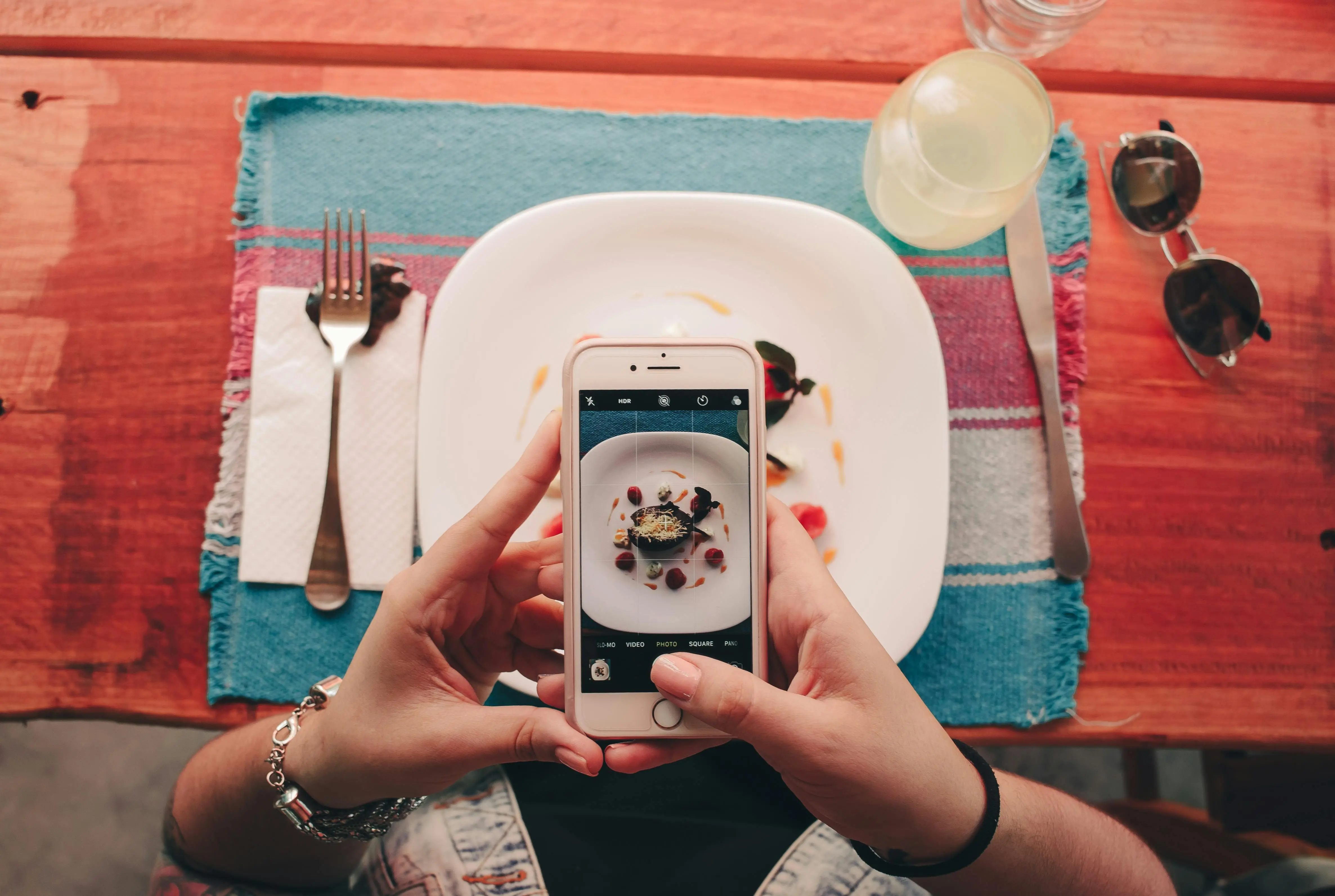 Rahasia Food Photography Professional: 5 Trik Memotret Makanan Agar Terlihat Lebih Menggugah Selera.