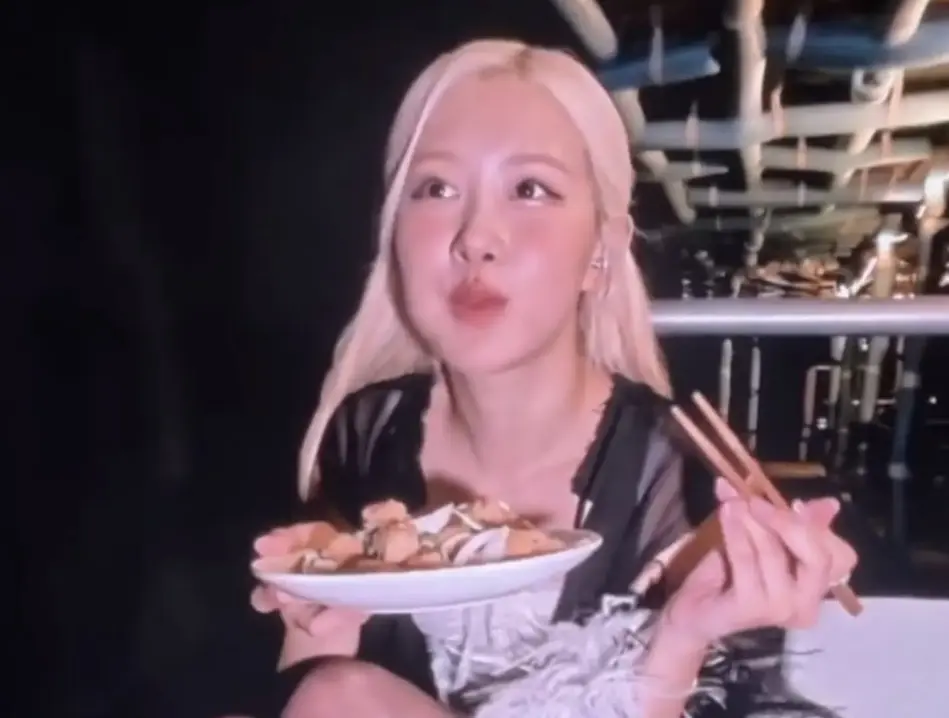 Momen Rose BLACKPINK Makan Nasi Goreng Saat Konser DEADLINE World Tour Jakarta
