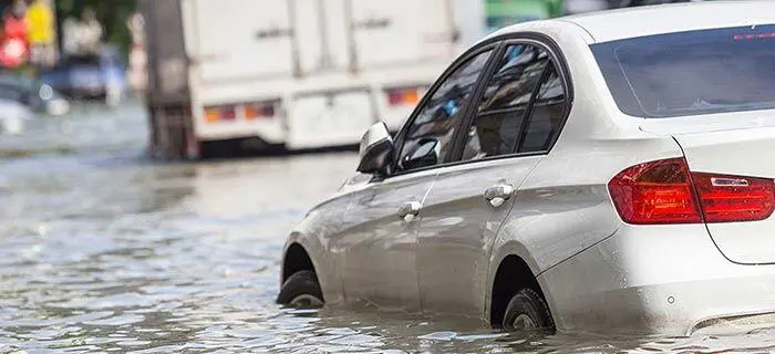 Mobil Mogok Saat Terobos Banjir? Ini Penyebab dan Cara Mencegahnya
