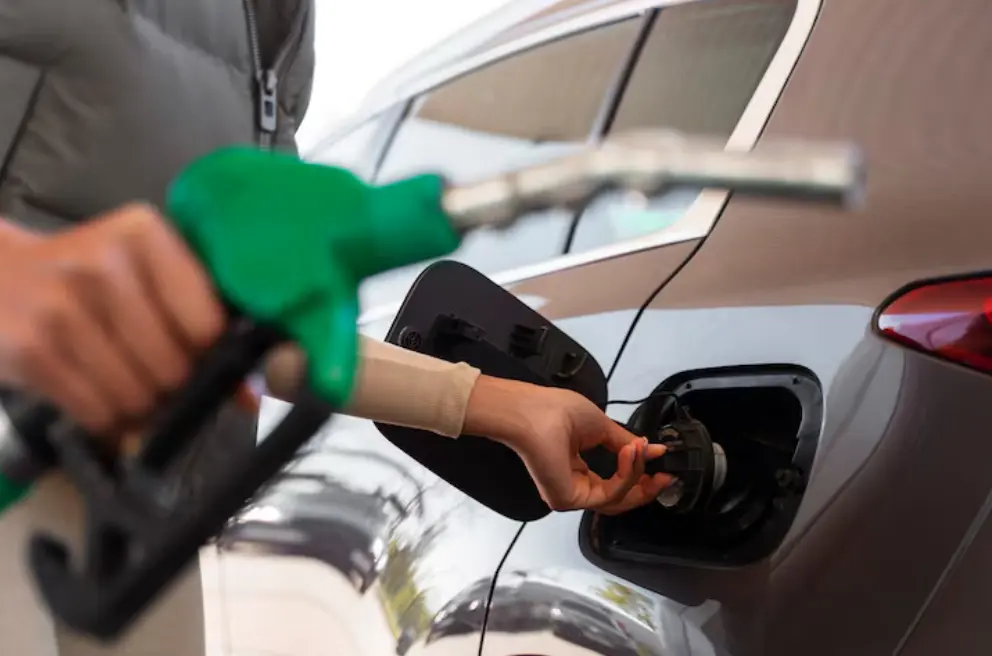 Wajib Tahu! Ini Alasan Kenapa Mesin Mobil Harus Dimatikan Saat Isi Bensin