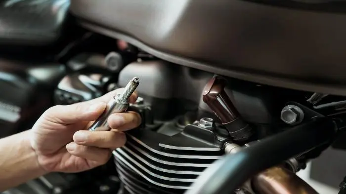 Mesin Sering Sulit Dinyalakan? Mungkin Busi Motor Kamu Mulai Rusak!