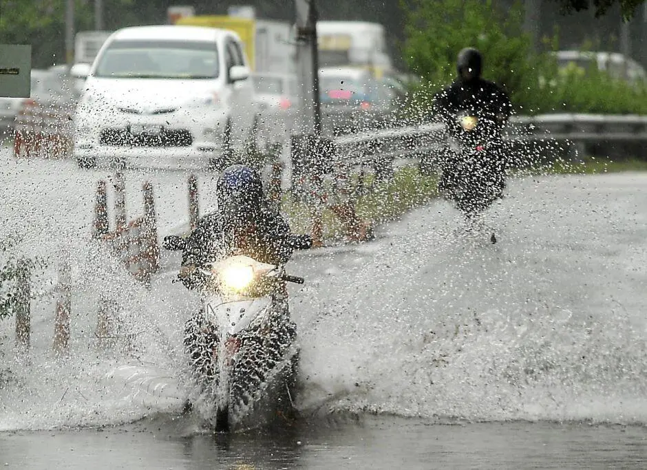 Apakah Aman Motor Matic Menerobos Banjir? Ini Risiko dan Tipsnya Agar Tidak Rusak