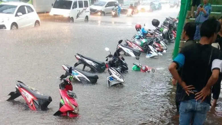 7 Tips Merawat Motor yang Terendam Banjir agar Tetap Aman
