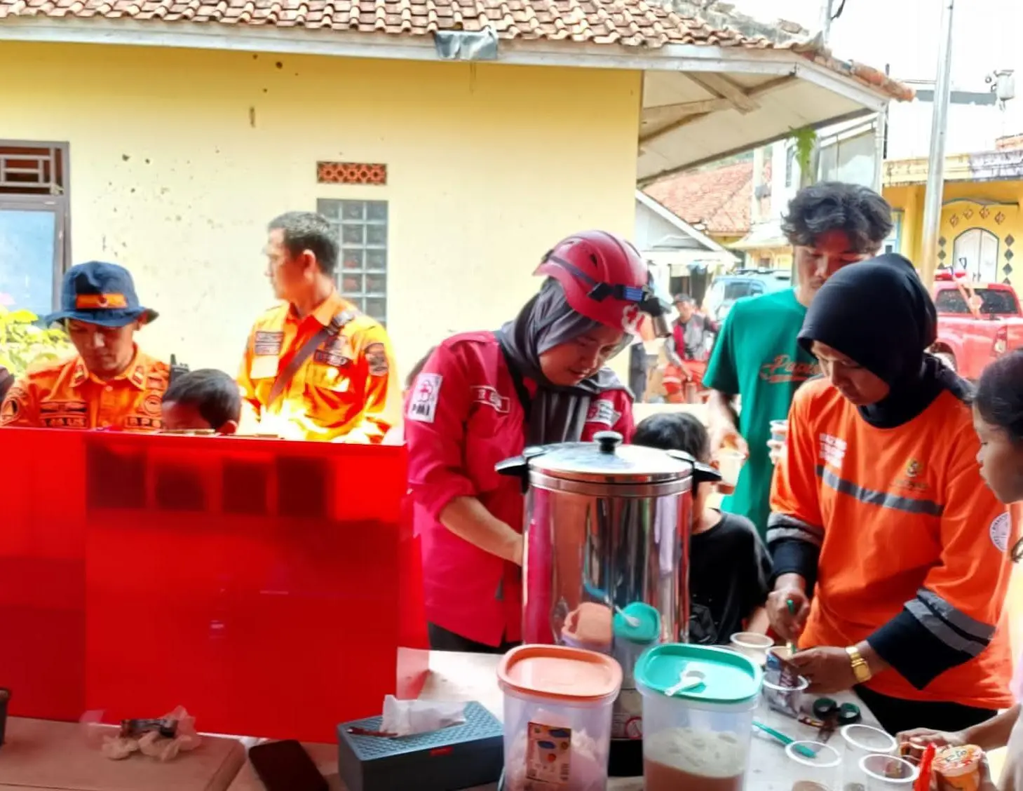Warga Cisolok Sukabumi Terima Bantuan BTB Baznas, Dapur Air Layani 200 Porsi per Hari