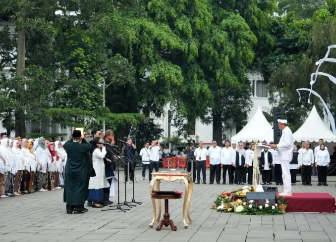KDM Menyerahkan Secara Simbolis SK Pengangkatan dan Mutasi Kepala Sekolah di Gedung Sate