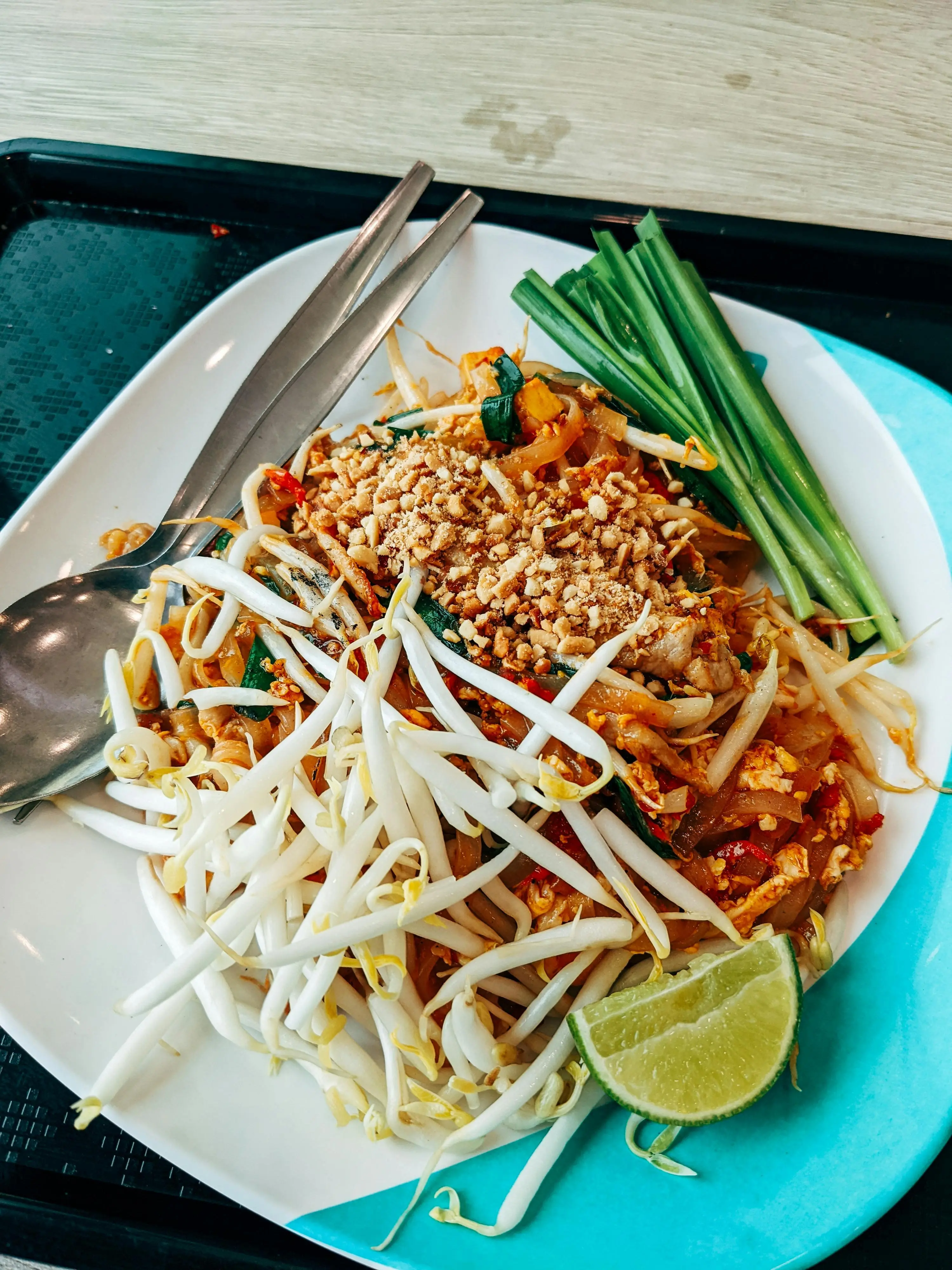 Pad Thai: Harmonisasi Rasa yang Memukau, Perpaduan Seimbang Antara Asam, Manis, dan Gurih