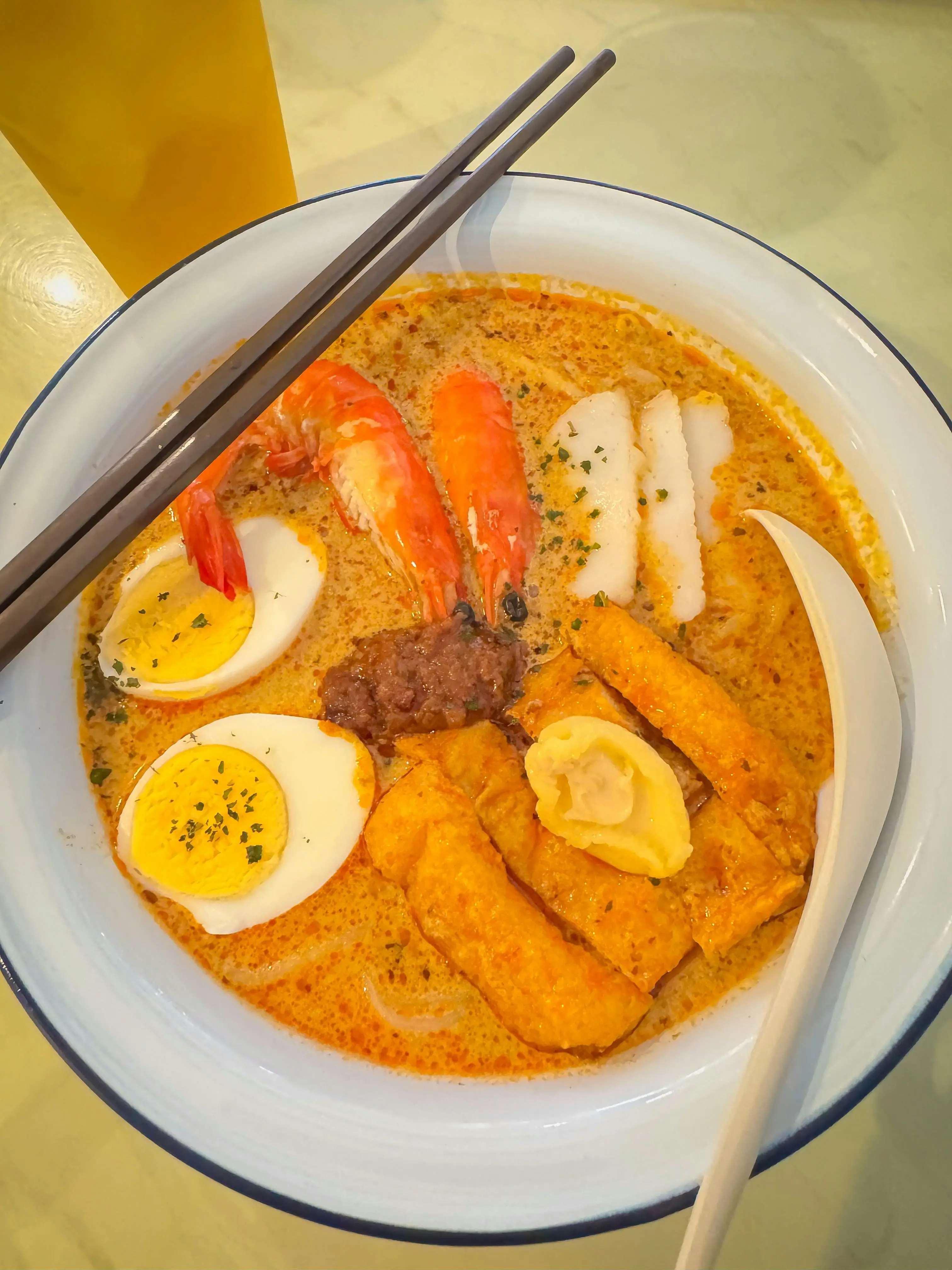 Cita Rasa Pedas Peranakan yang Melegenda: Membedah Keunikan Mie Laksa