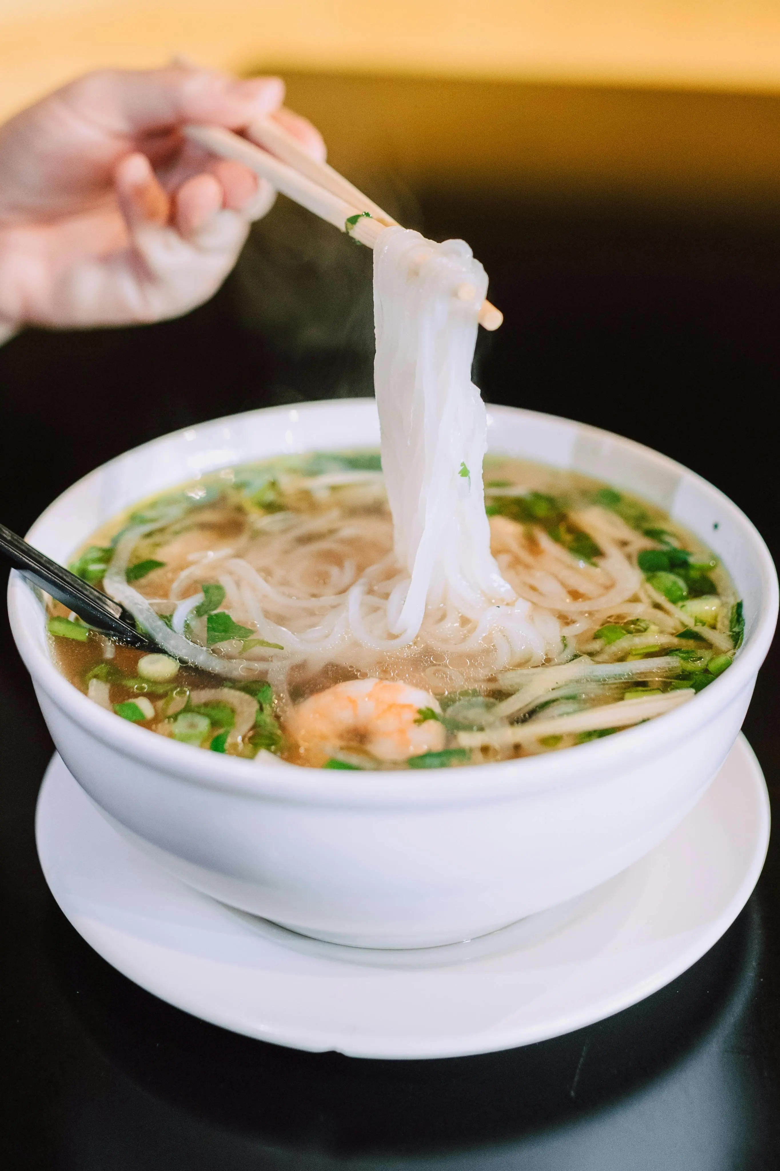 Rahasia Kaldu Aromatik: Mengapa Pho Vietnam Begitu Ikonik di Dunia Kuliner Global?
