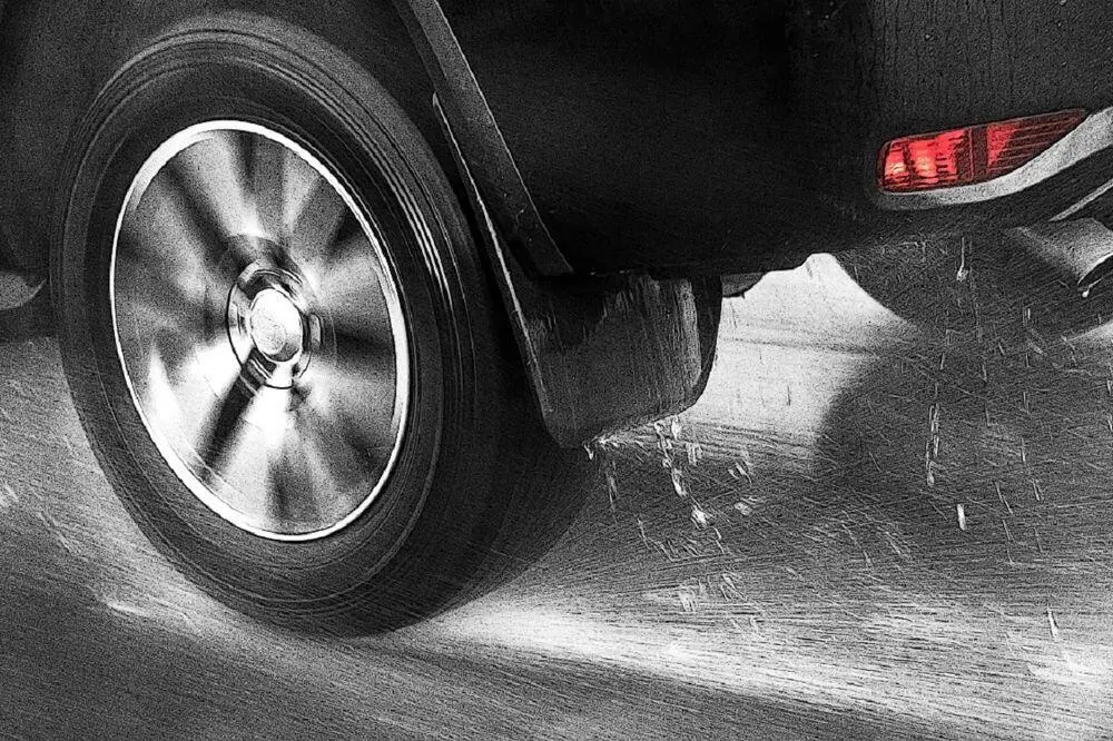 Pemilik Mobil Wajib Tau! Pahami Penyebab Aquaplaning agar Tidak Kehilangan Kendali di Jalan Basah
