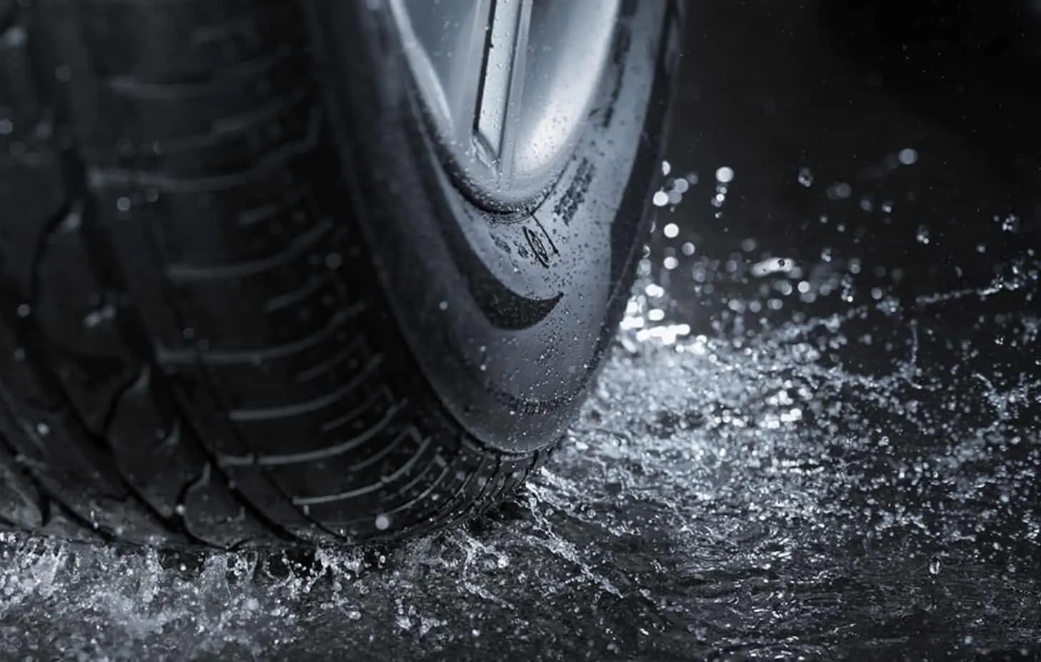 Apa Itu Aquaplaning? Bahaya Mengemudi di Jalan Basah yang Harus Diwaspadai