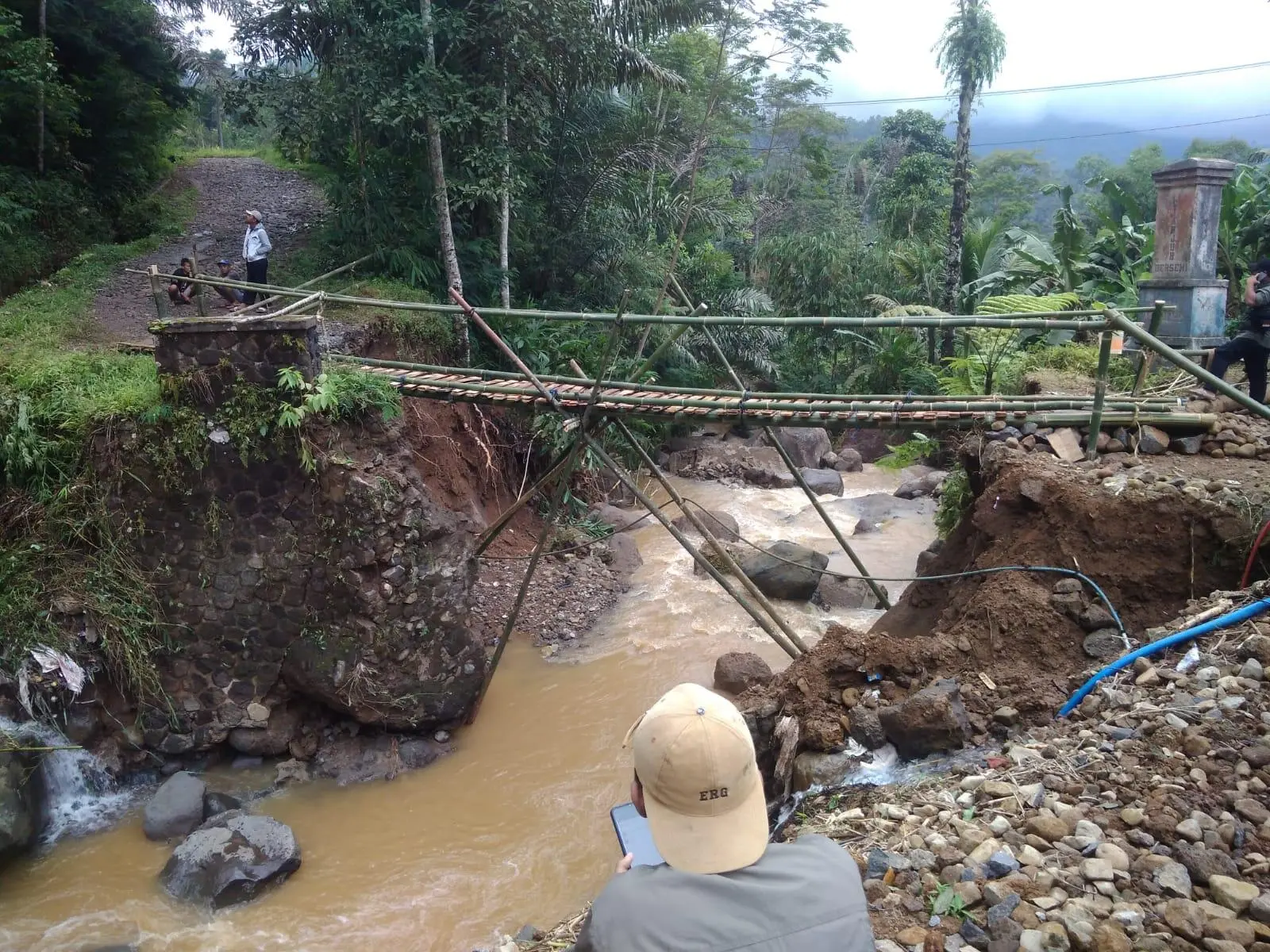 Antisipasi Longsor, BPBD Cianjur Bangun Jembatan Penghubung Sementara