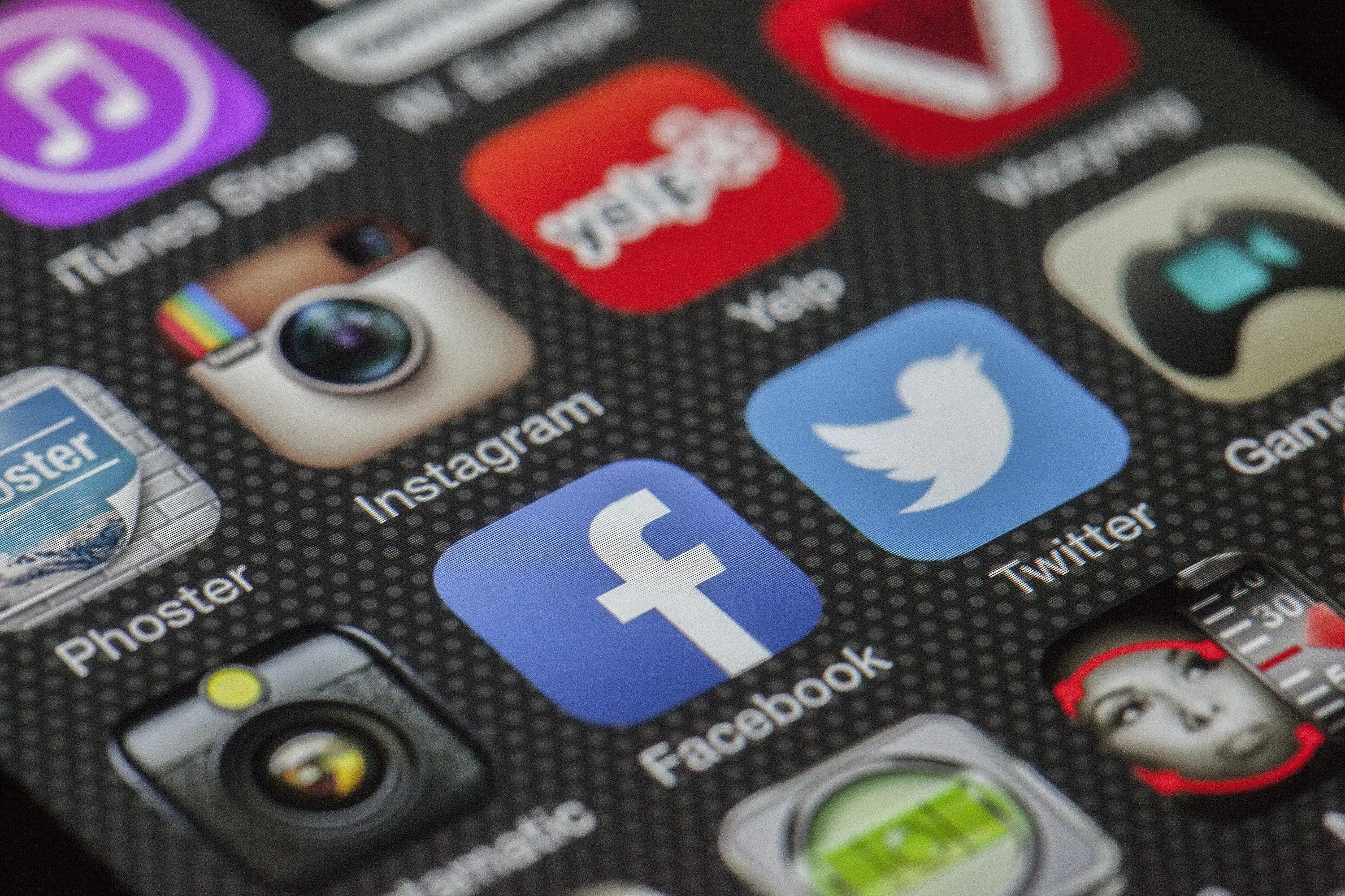 Revolusi Digital: Bagaimana Media Sosial Menghapus Jarak Antara Idol dan Penggemar