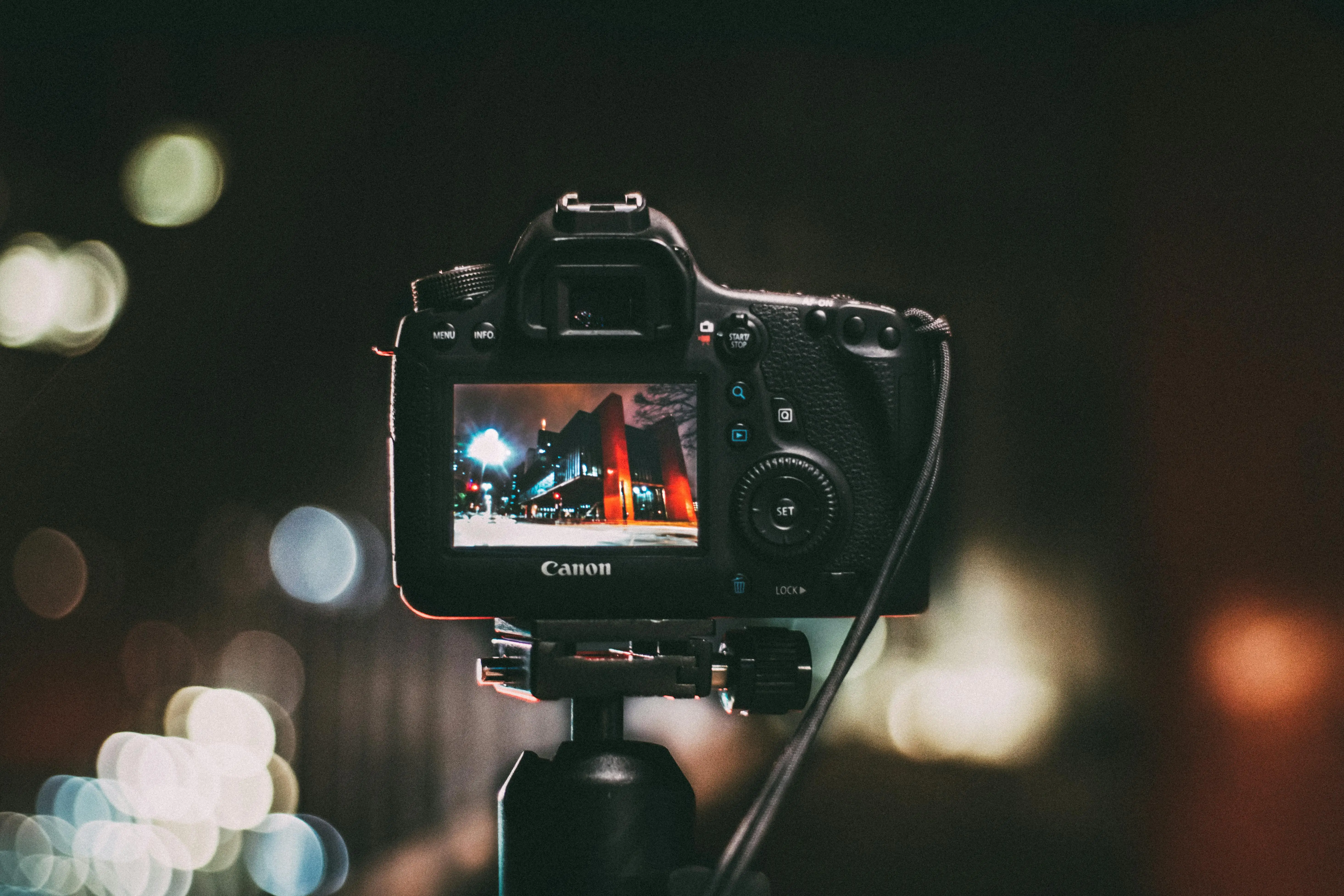 Pergeseran Fokus Kamera ke Video dan Creator: Mengupas Evolusi Fotografi 2025