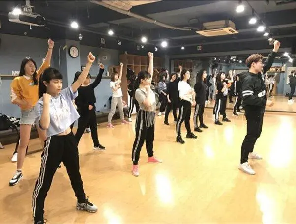 Mengupas Budaya Trainee K-Pop: Dari Ruang Latihan Hingga Panggung Debut, Perjalanan Penuh Pengorbanan