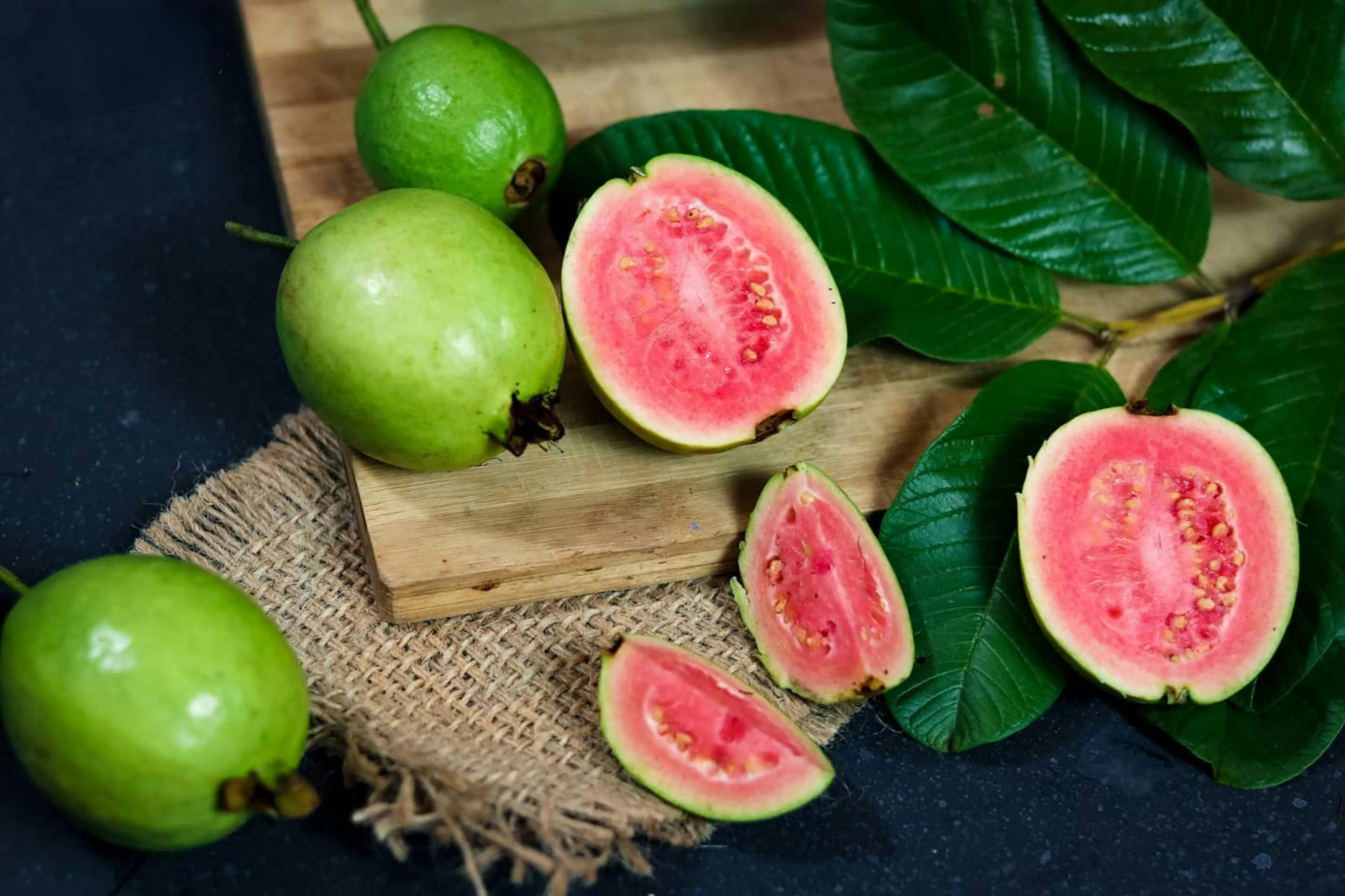 Jambu sebagai Pangan Fungsional: Analisis Komprehensif Senyawa Bioaktif dan Manfaat Terapeutik