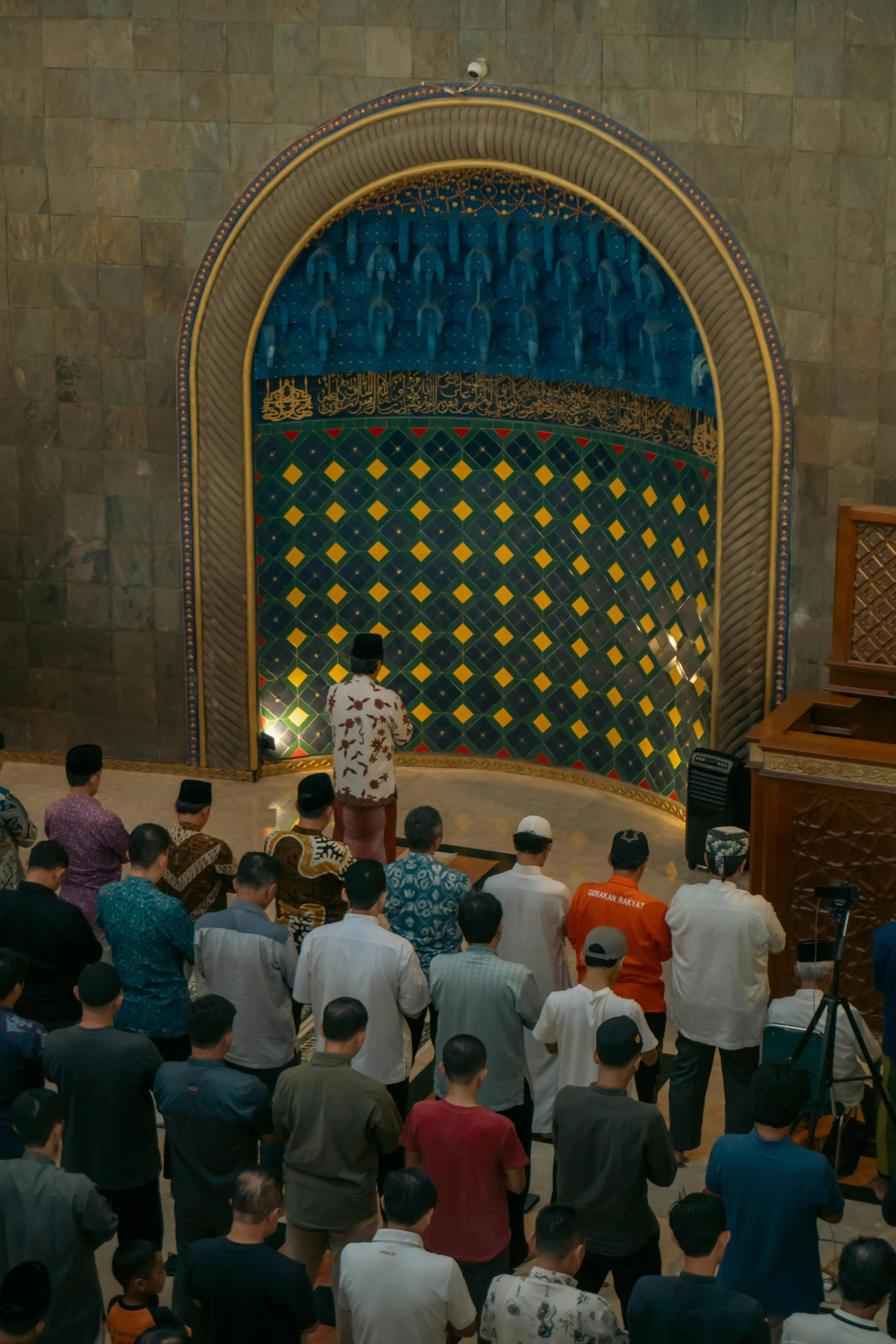 Menyingkap Keutamaan Sholat Berjamaah: Mengapa Setiap Langkah ke Masjid Terhitung Ibadah?