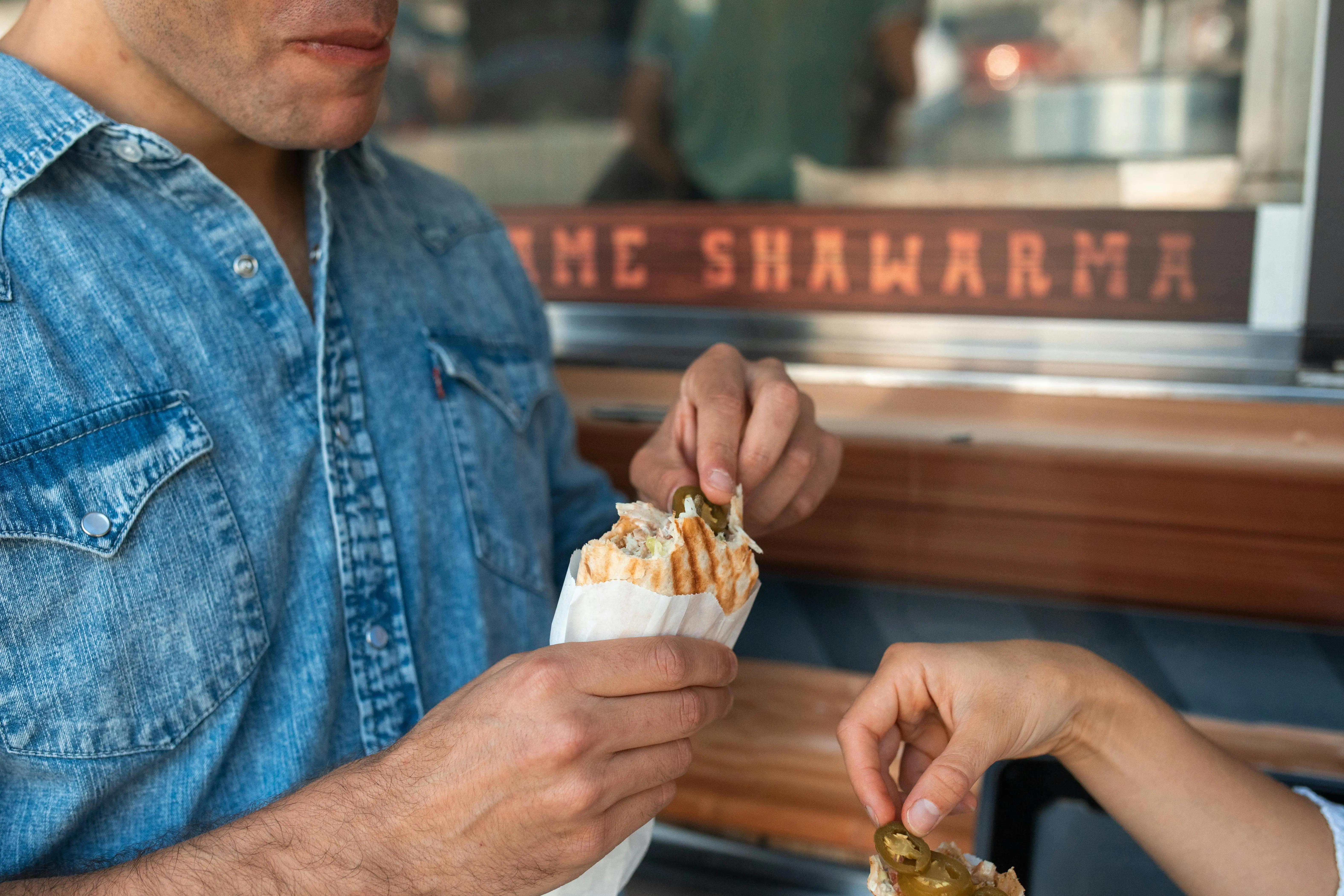 Beef Shawarma: Gulungan Daging Panggang Arab yang Populer