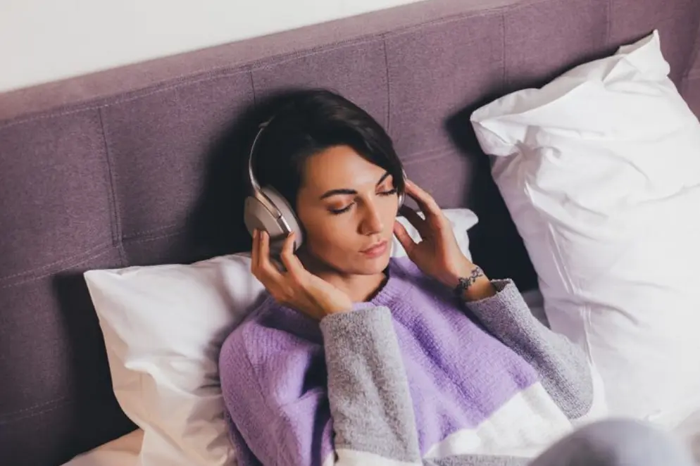5 Jenis Musik Terbaik untuk Membantu Tidur Lebih Nyenyak