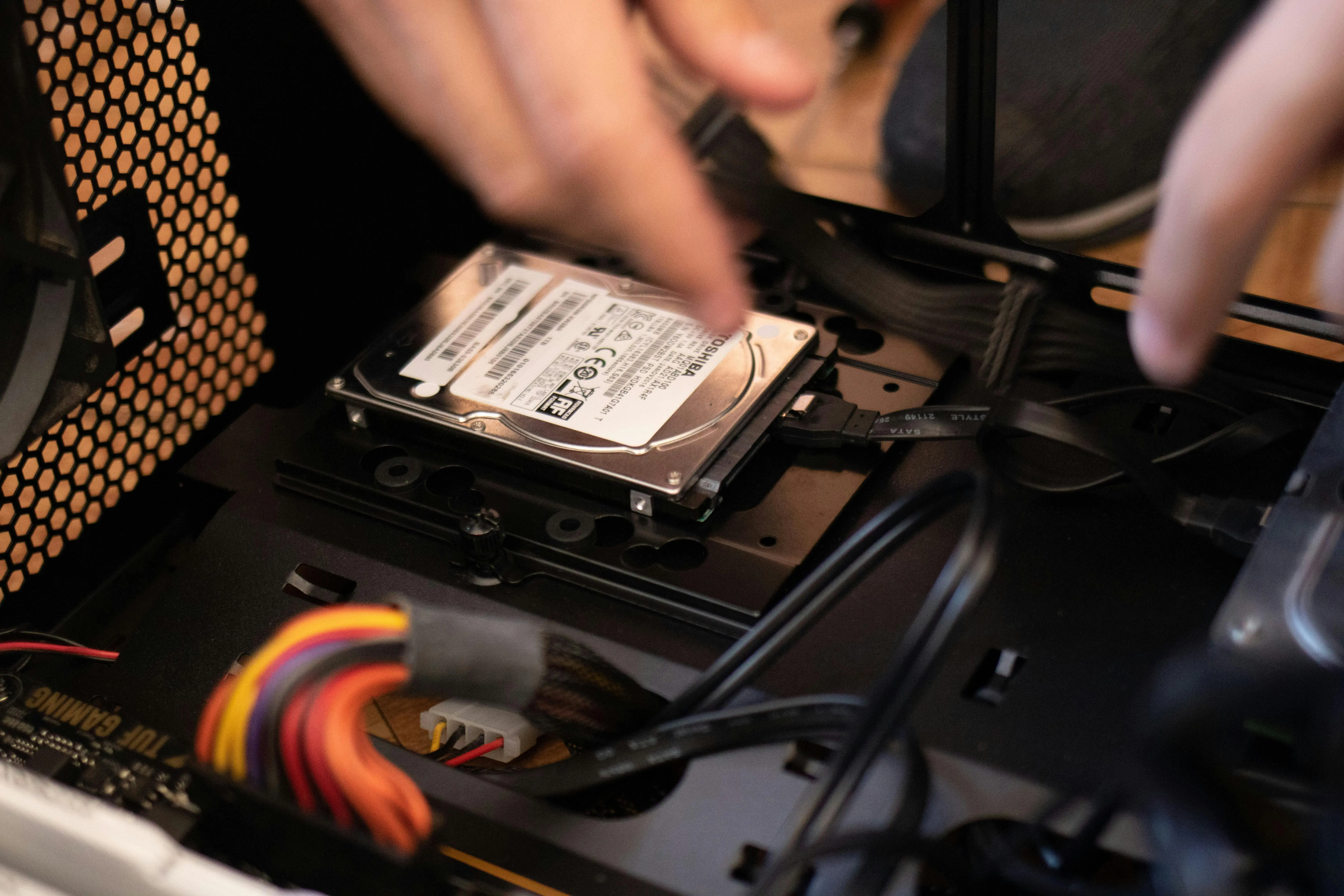 Panduan Upgrade Storage: Kapan Seharusnya Memilih NVMe Super Cepat atau HDD Kapasitas Besar?