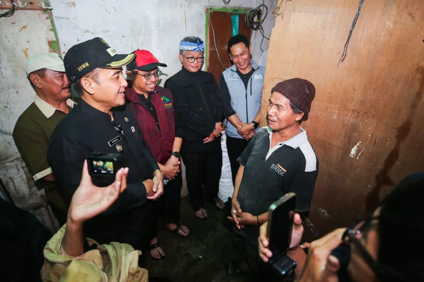 Wakil Wali Kota Erwin Tinjau Rumah Warga yang Roboh Akibat Hujan Deras, dan Beri Bantuan Untuk Meringankan Korban
