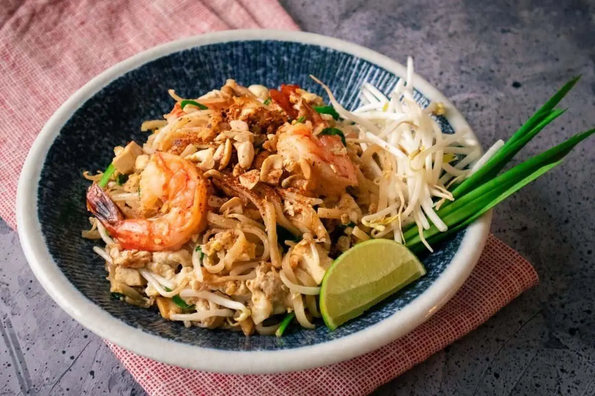 Pad Thai: Mie Goreng Khas Thailand Favorit Semua Orang, Begini Cara Membuatnya