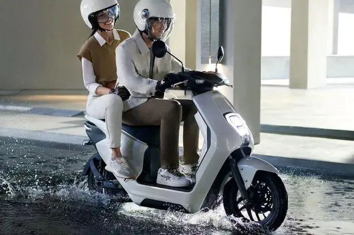 Motor Listrik Aman Berkendara Saat Hujan, Ini 6 Tips Perawatan Penting