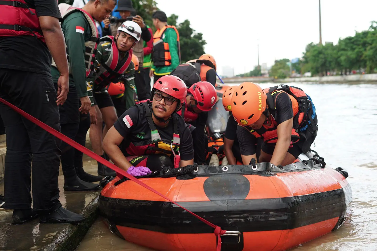 Pemkot Bekasi Gandeng BASARNAS dan Puluhan Relawan dalam Latihan Penanganan Bencana Banjir
