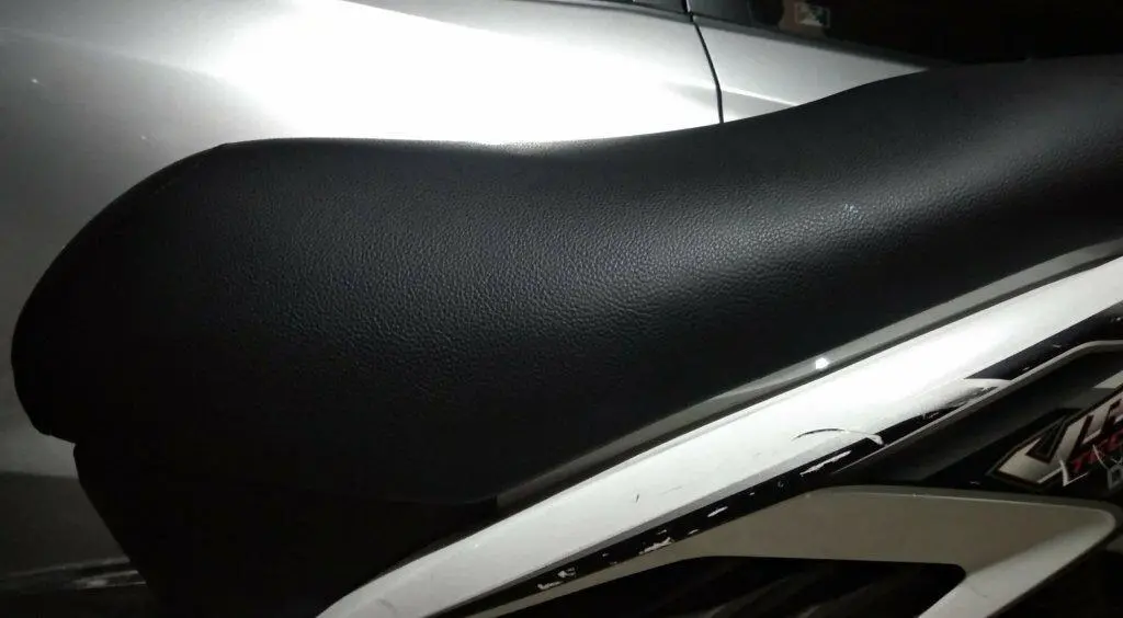 5 Cara Ampuh Agar Jok Motor Tidak Licin dan Aman untuk Berkendara