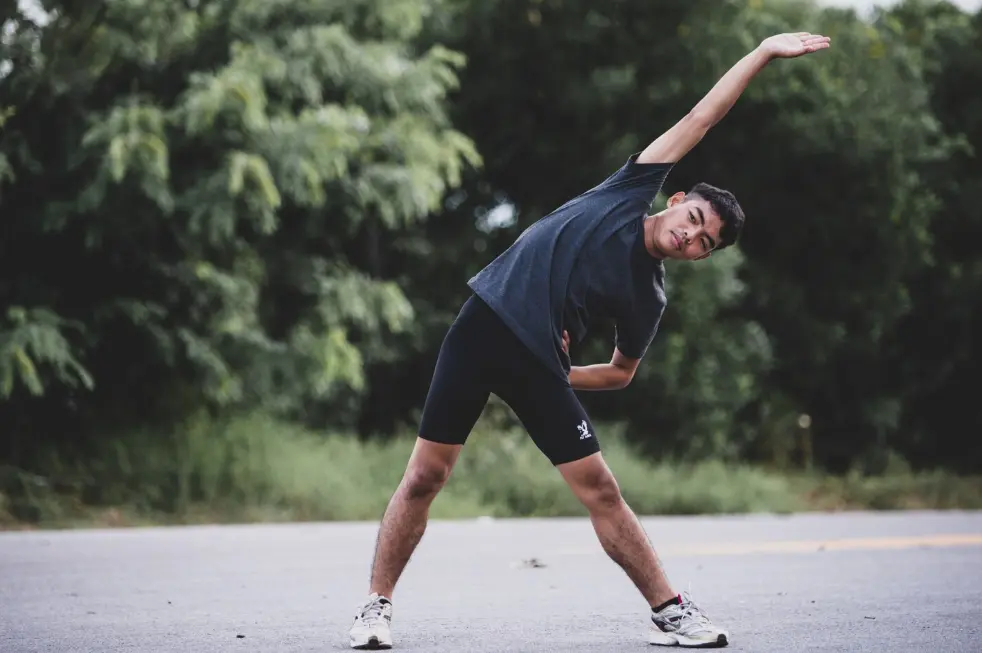 Pemanasan Wajib! Ini 5 Gerakan Stretching yang Bikin Lari Jadi Lebih Nyaman Tanpa Cedera