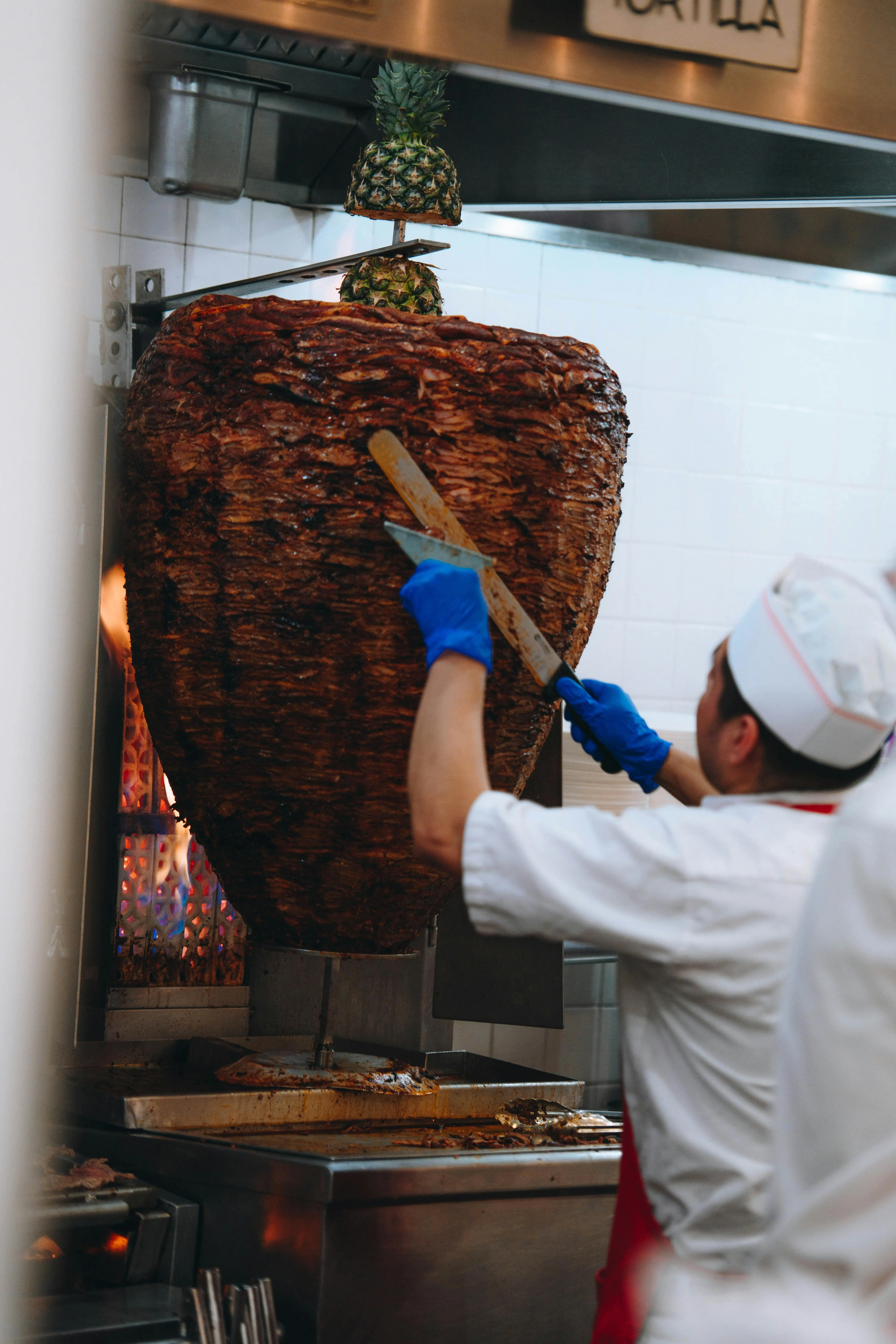 Bukan Sekadar Ditumpuk: Mengupas Tuntas Teknik Menyusun Daging pada Tiang Kebab Vertikal untuk Kematangan Optimal