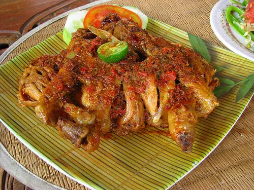 Bebek Betutu Bali: Menggali Kisah di Balik Kuliner Sakral dan Tradisional Pulau Dewata