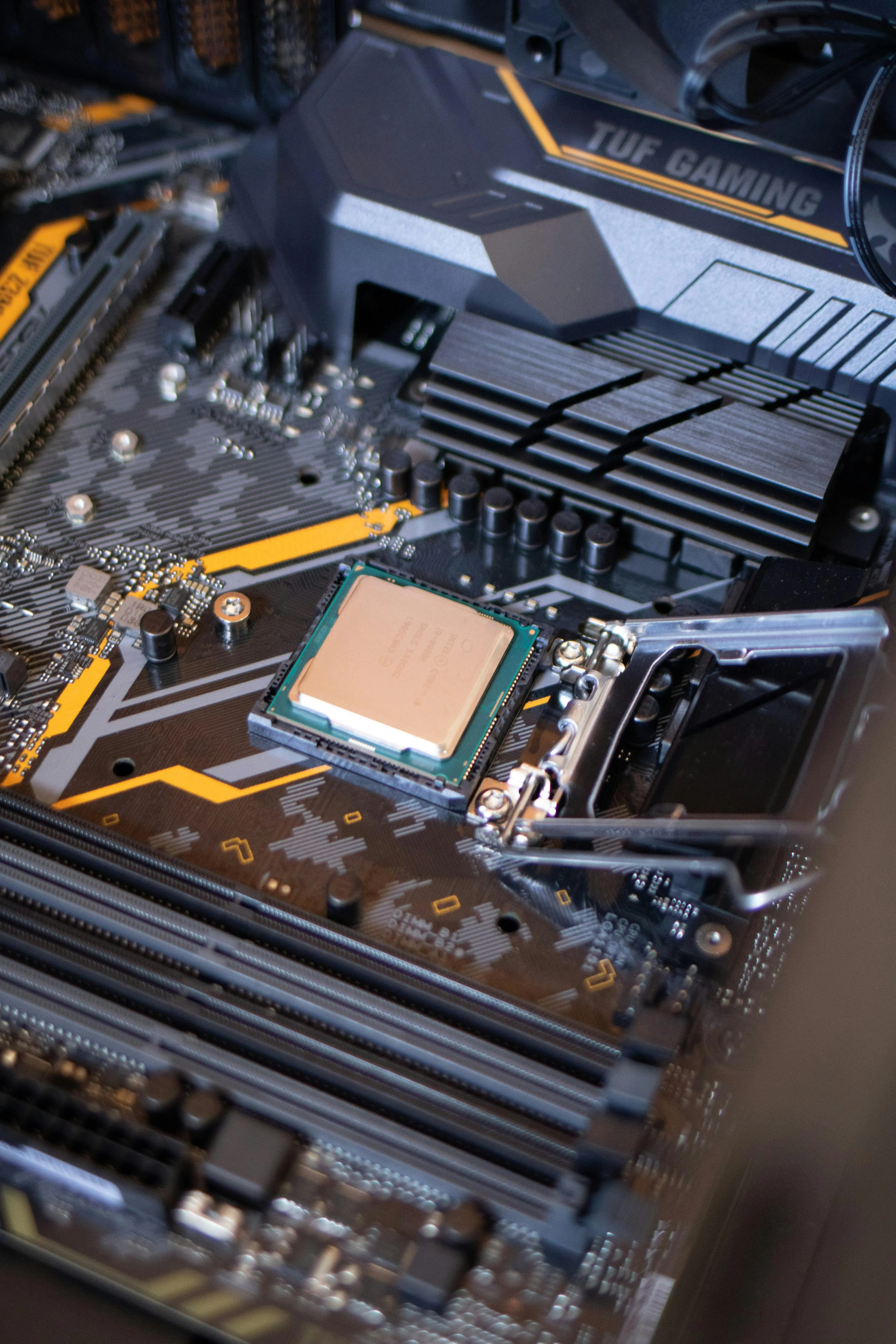 Jangan Salah Beli! Ini Panduan Lengkap Memilih Motherboard Berdasarkan Chipset dan Socket Terbaru
