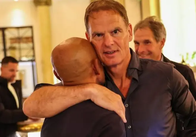 Simon Tahamata dan Frank de Boer Bertemu, Apakah Kursi Pelatih Timnas Indonesia Segera Terisi?