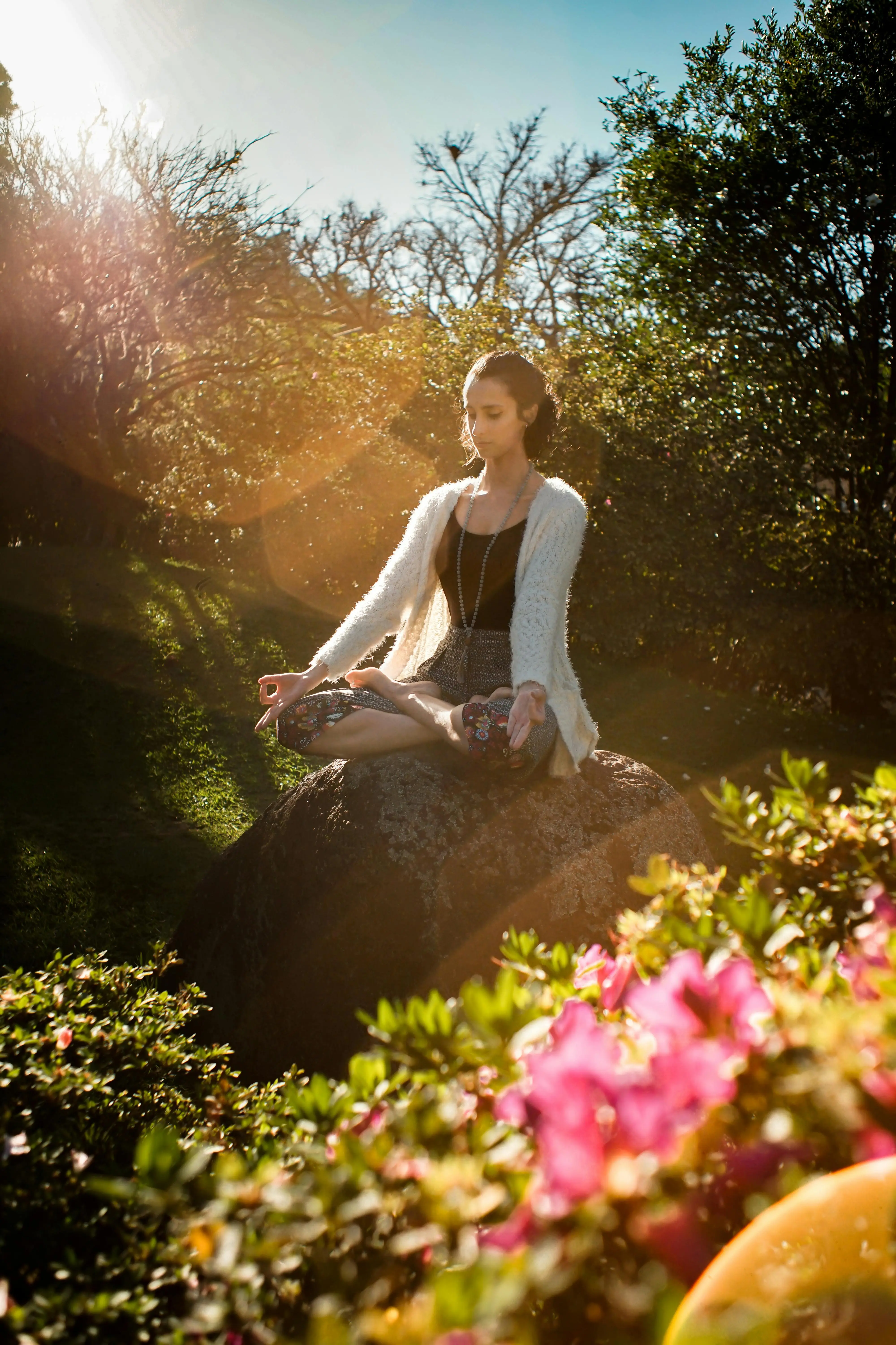 Meditasi Adalah Skincare Terbaik? Mengungkap Sains di Balik Kulit Glowing dan Mindfulness