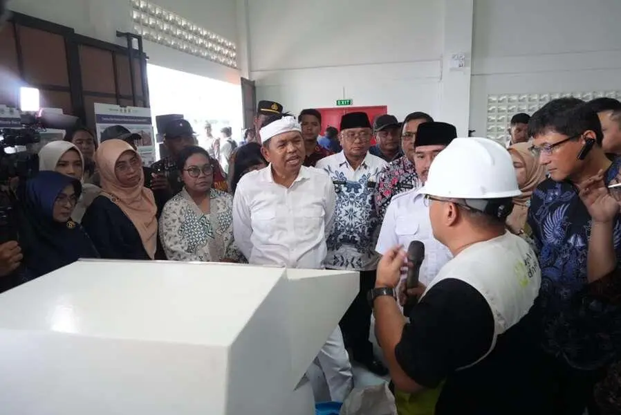 Gubernur Jabar Dorong Ekonomi Sirkular Lewat Pengolahan Sampah Plastik